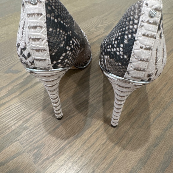 BCBGeneration Harleigh Pointy Toe Pumps Snake Print Size 9 - Picture 6 of 6